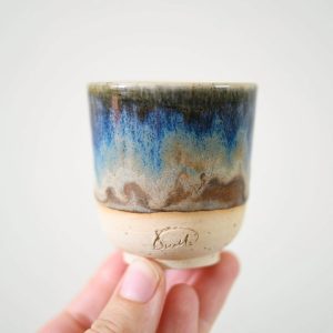 Handgemaakte keramieken mok met subtiele kleurnuances in het glazuur, 250 ml, geschikt voor koffie of thee, vaatwasserbestendig.