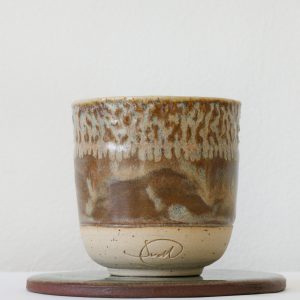 Handgemaakte keramieken mok met uniek glazuur en subtiele kleurnuances.