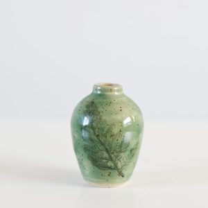 Natuurgeïnspireerd wensvaasje van handgemaakte keramiek uit Maastricht