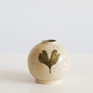 Natuurgeïnspireerd wensvaasje van handgemaakte keramiek uit Maastricht