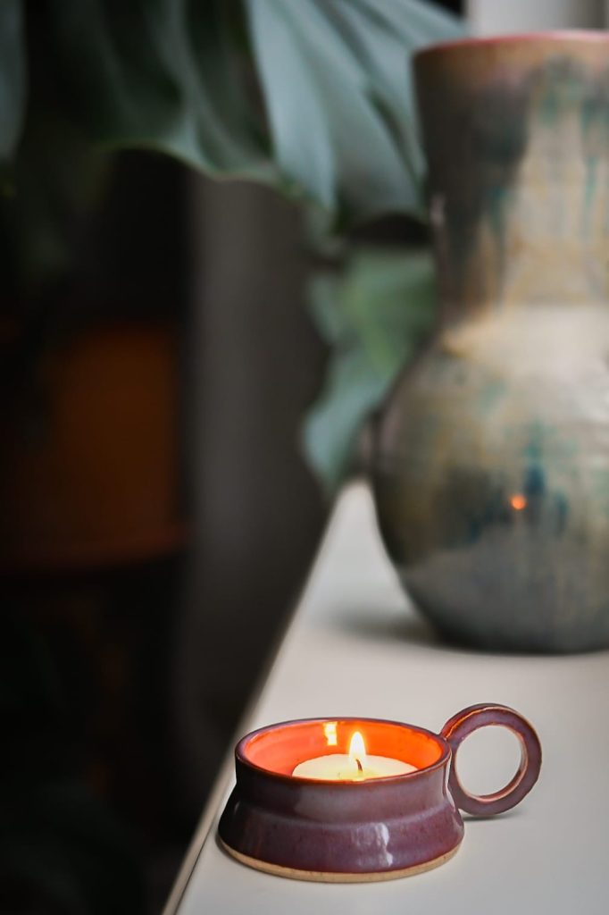 Handgemaakte keramieken waxinelichthouder voor gezellige winteravonden, uniek stuk