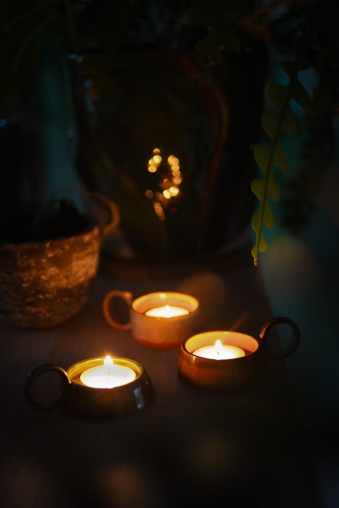 Subtiele keramieken waxinelichthouder met ambachtelijke afwerking en zacht licht