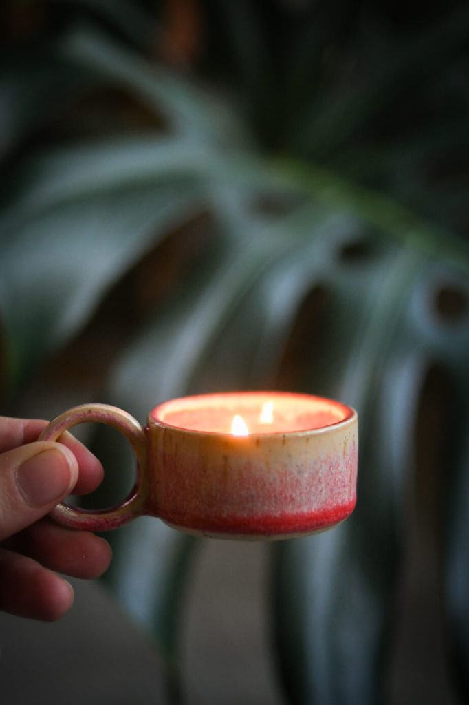 Handgemaakte keramieken waxinelichthouder voor gezellige winteravonden, uniek stuk