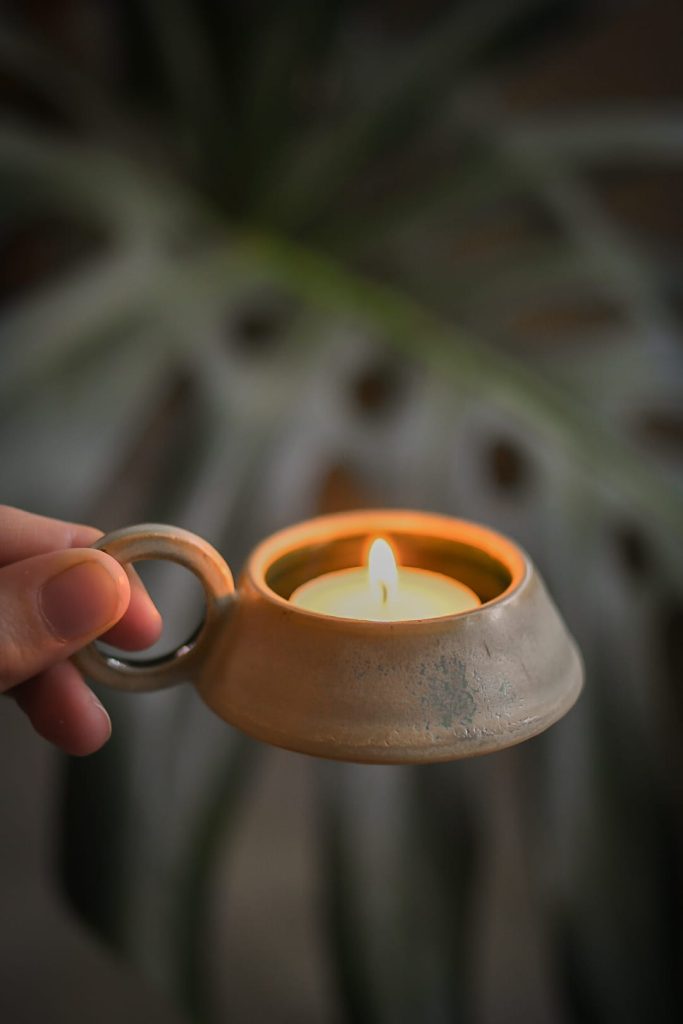 Minimalistische keramieken waxinelichthouder, met de hand gevormd en geglazuurd