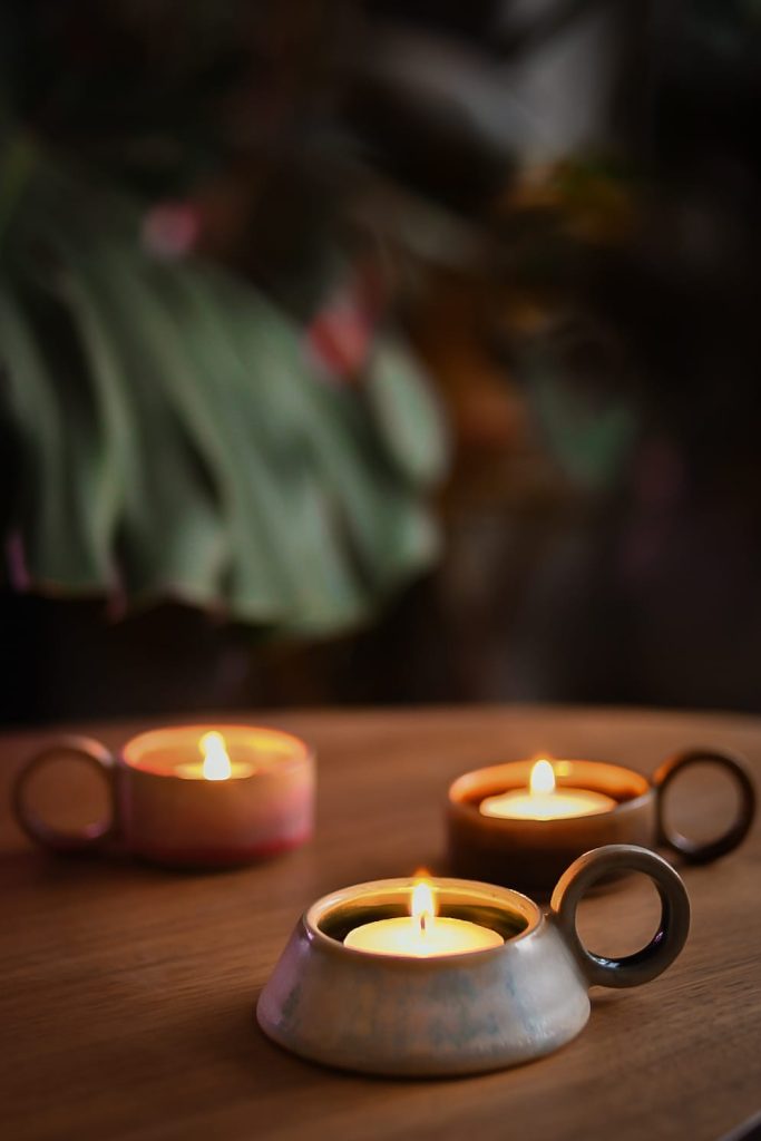 Subtiele keramieken waxinelichthouder met ambachtelijke afwerking en zacht licht
