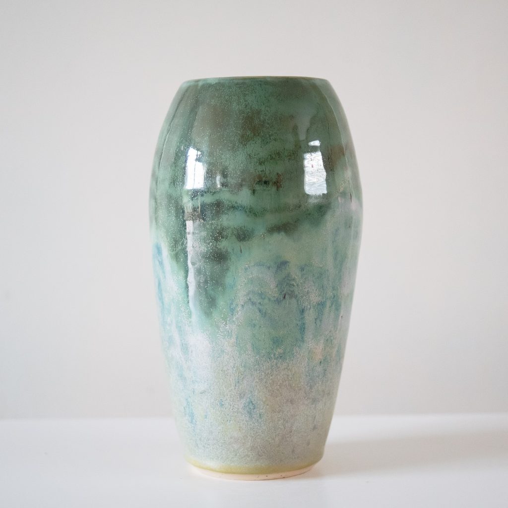 Handgemaakte keramieken vazen uit Maastricht, ambachtelijk werk van Steffie van den Akker