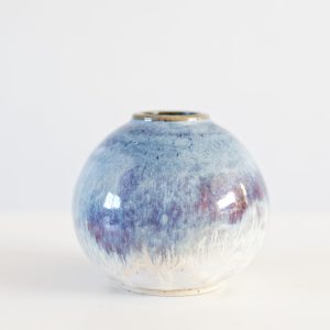 Ronde handgemaakte keramieken vaas IndigoMist met blauw en paars glazuur op witte achtergrond