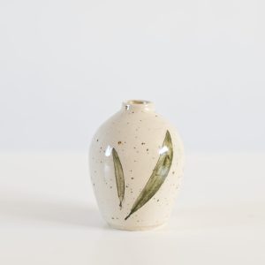 Natuurgeïnspireerd wensvaasje van handgemaakte keramiek uit Maastricht