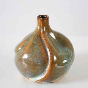 Sculpturale Vaas: Handgemaakt met Mosgroen & Koperglans