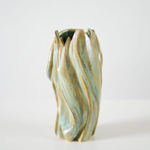 Handgemaakte keramieken vaas 'Beweging' met organische, getordeerde vormen geïnspireerd op wuivend wintergras en een hoogglanzend oppervlak dat de winterzon weerkaatst