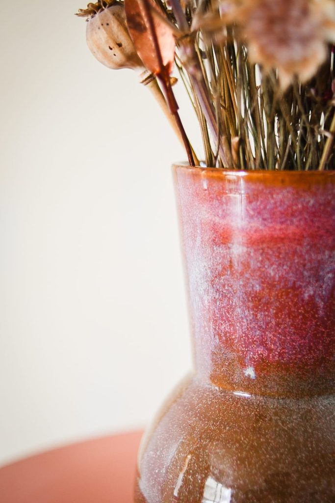 Mijn Fascinatie voor de Ruimte en de Galaxy Serie 4 Close-up van het reactieve glazuur op de Orion Vaas met unieke kleurschakeringen.