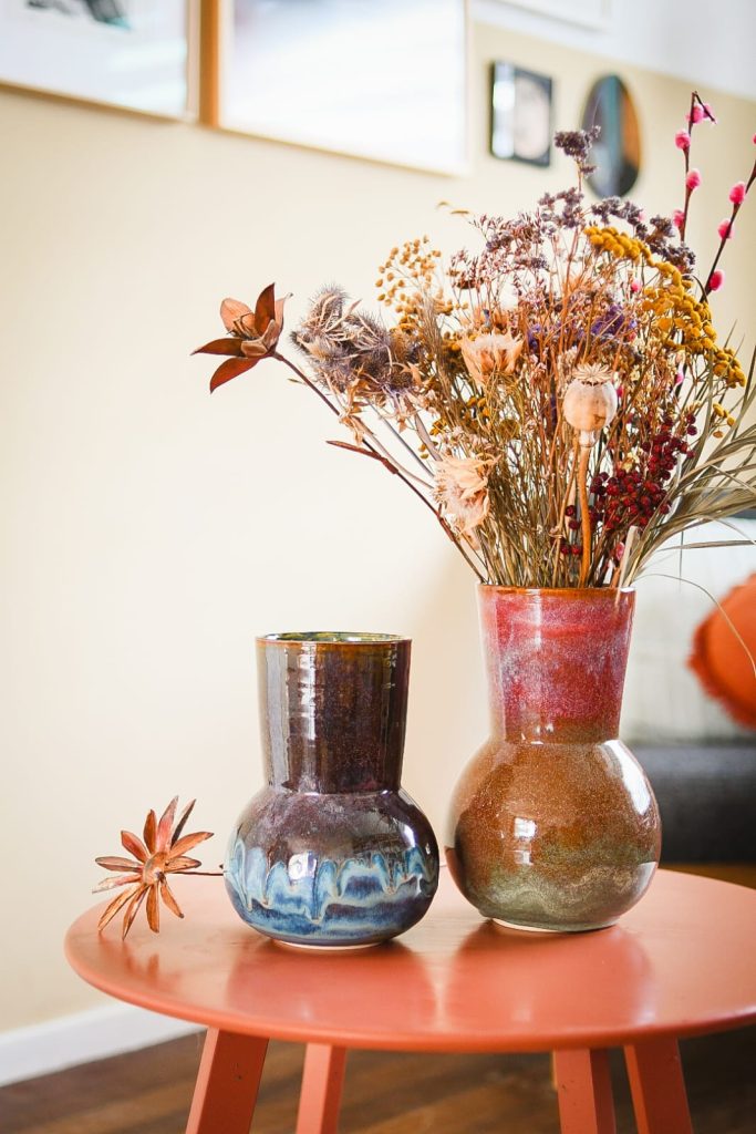 Mijn Fascinatie voor de Ruimte en de Galaxy Serie 2 Detail van vloeibaar reactief glazuur op een vaas met diepe kleurnuances van een sterrennevel