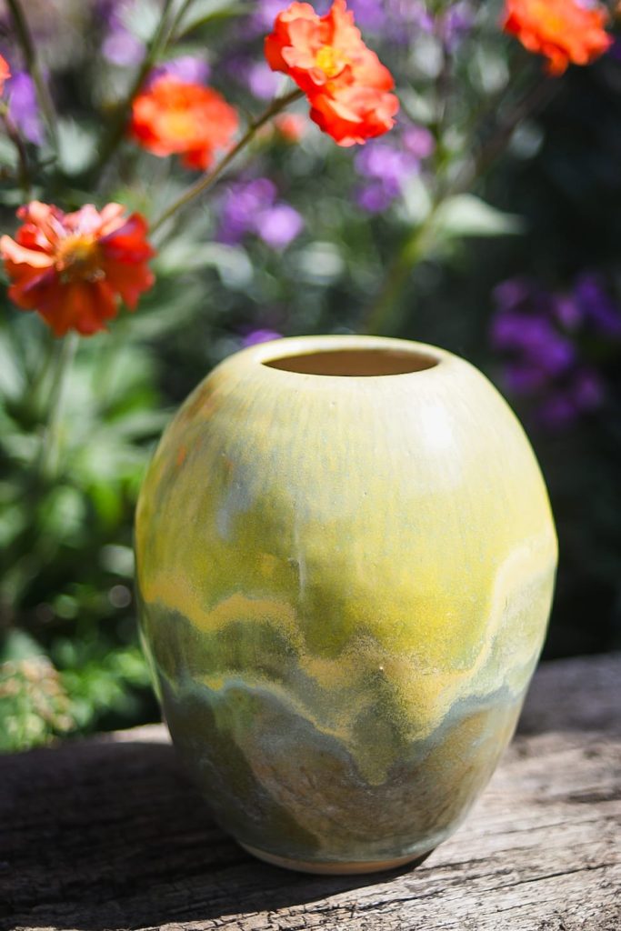 Uitnodiging: Open dag op zaterdag 15 augustus 4 Open dag keramiek Maastricht: "Sfeerimpressie van de open dag in het keramiek atelier in Maastricht met een overzicht van de voorraad.